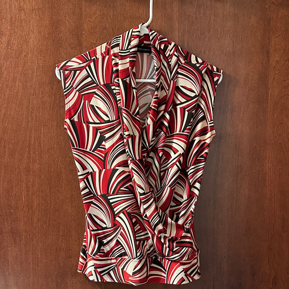 Chic Abstract XS pullover top in Red and Black